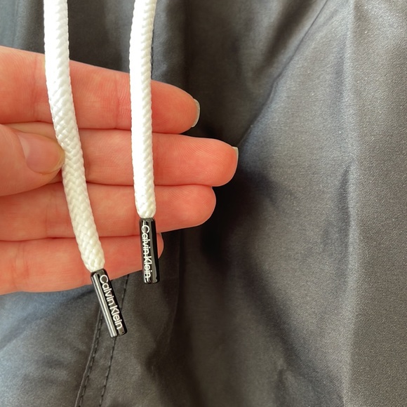 Calvin Klein Short. Size: Large - Picture 4 of 9